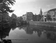85758 Gezicht op de Zandbrug over de Oudegracht te Utrecht, uit het noorden; op de voorgrond de Stadsbuitengracht, ...